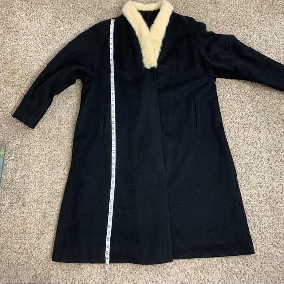 Vintage Black Wool coat with white fur collar - Picture 11 of 15